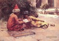 Deux Arabes lisant dans une cour Indienne